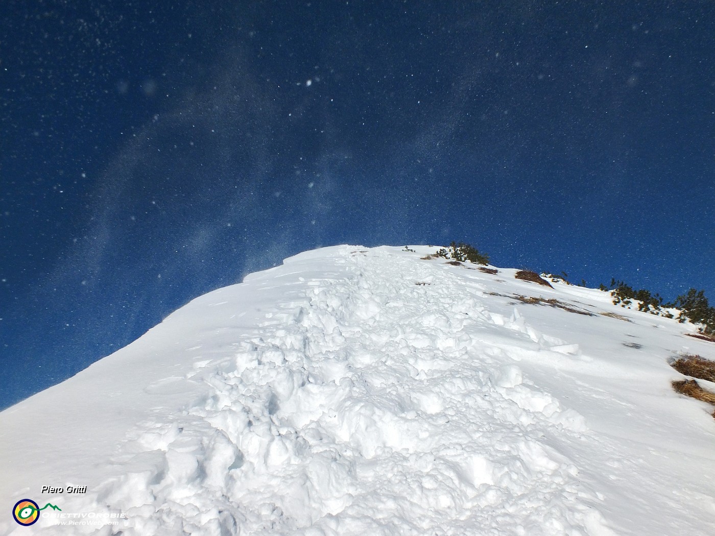 63 Il vento in cresta di vetta spazza la neve.JPG